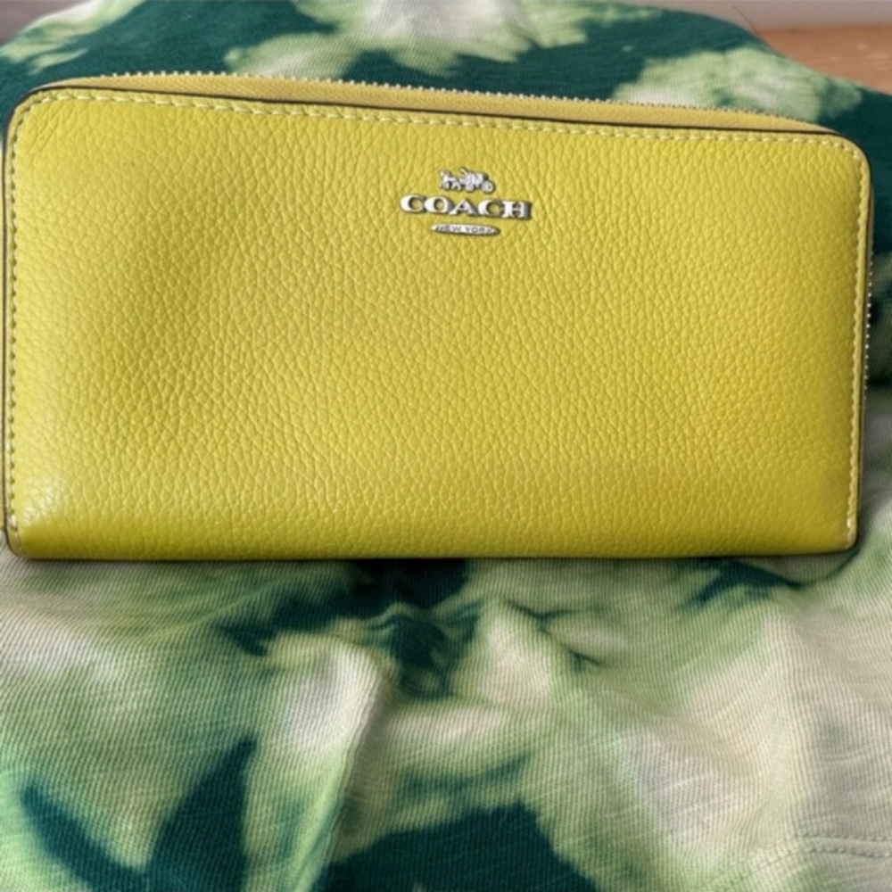 Coach NWOT Lime Green Leather Wristlet Wallet NEW WITH OUT TAGS